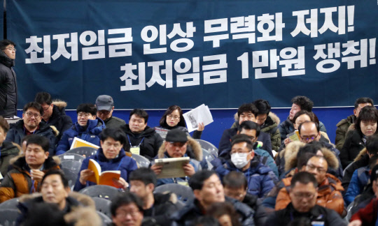 최저임금 1만원 쟁취 6일 오후 서울시 강서구 KBS아레나홀에서 민주노총 2018 정기 대의원대회가 열리고 있다. 2018.2.6